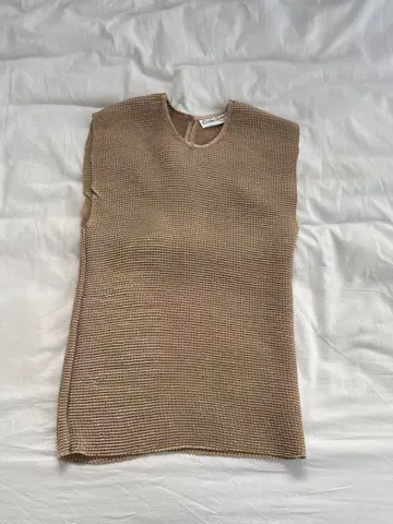 클라우디아 리처드 베이지 슬리브리스 베스트