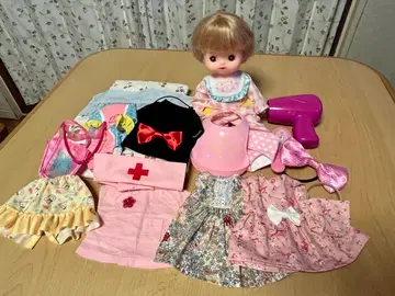 눈이 반짝이는 멜짱 인형과 의류 묶음 판매 [ 멜짱 ]