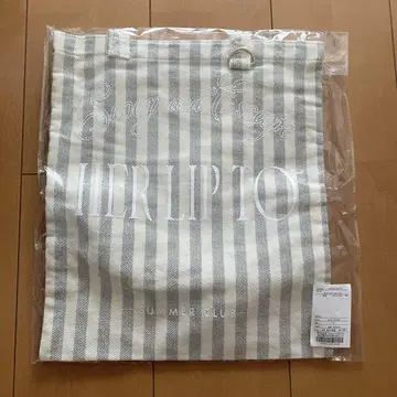 Her lip to Scoop and Escape Tote