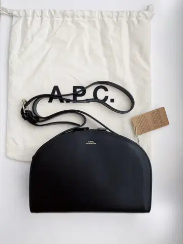 A.P.C. 하프문 숄더백 블랙