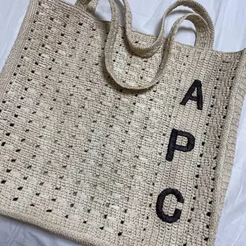 APC 아이보리 토트백