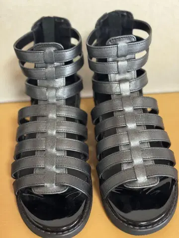 블랙 스트랩 샌들