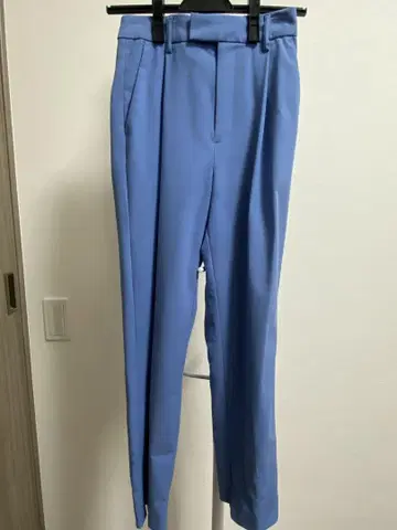 파란색 플리츠 슬랙스