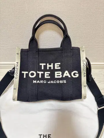 MARC JACOBS 더 토트 백 블랙