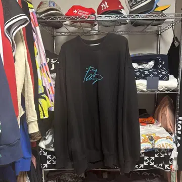 PUG ARMY 블랙 맨투맨