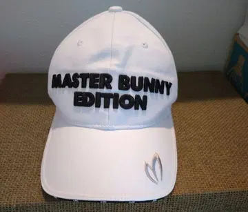 MASTER BUNNY EDITION 캡 화이트