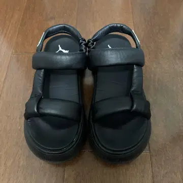 PUMA 블랙 샌들 스트랩 디자인