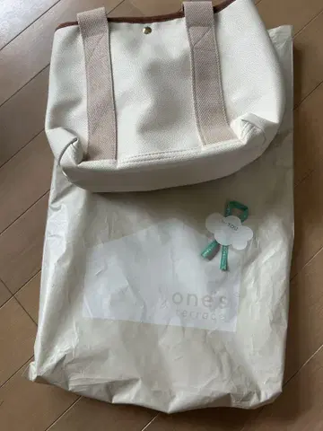 화이트 합성 피혁 핸드백