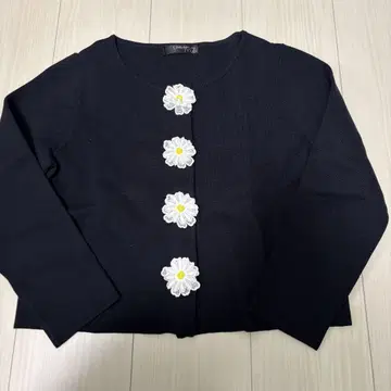 유니버셜 뮤즈 꽃 버튼 가디건 다크 네이비