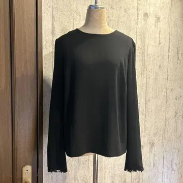 프린지 장식 블랙 긴팔 크루넥 셔츠 36 사이즈