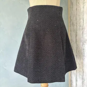 rirandture 블랙 사다리꼴 플레어 스커트 비쥬 부착
