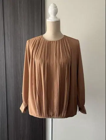 [새상품급] 더 수트 컴퍼니 핀턱 노카라 블라우스 드레이프감 40 L