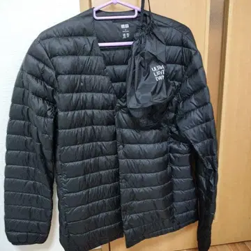 거의 새상품 UNIQLO 울트라 라이트 다운 자켓 v넥 블랙 M