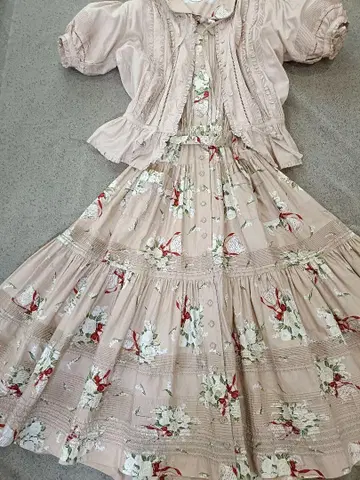 핑크하우스의 블라우스. 어깨에 검은 점 얼룩 있음. 핑크