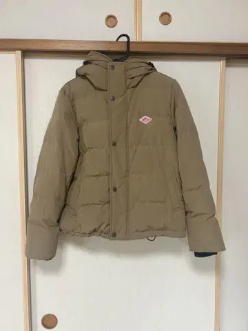 후드 부착 베이지 다운 자켓