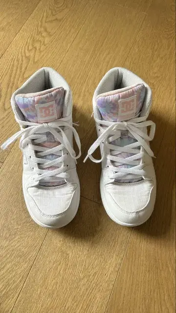 [ 가격 인하 중 ] DC 화이트 하이컷 스니커즈 24cm