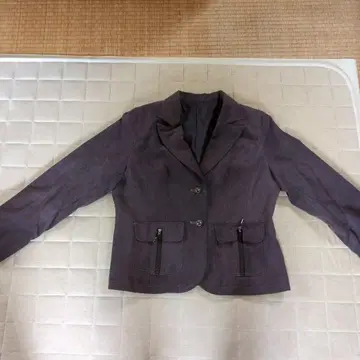 보라색 버튼 달린 자켓