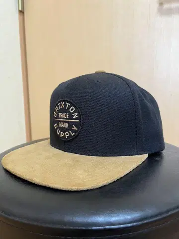 Brixton 스냅백 캡 블랙/베이지