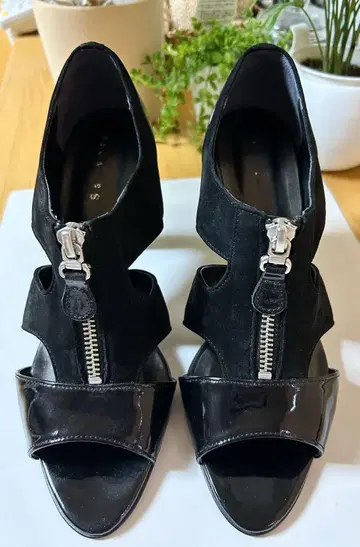La Sauver 블랙 스웨이드 패턴트 레더 하이힐 24cm