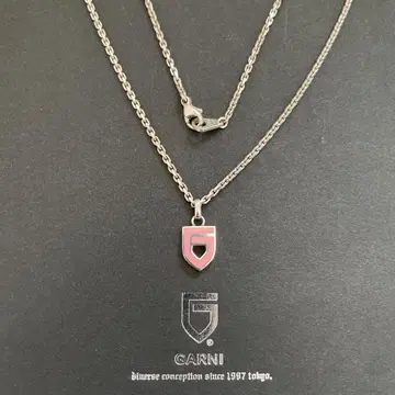 GARNI 가르니 실버 쉴드형 로고 목걸이