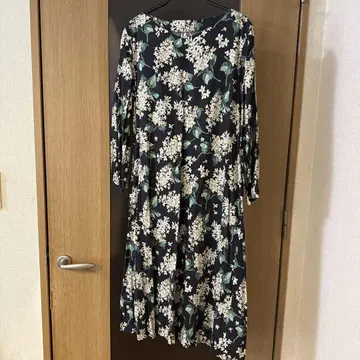리버티 타나론 아카이브 라일락 네이비 꽃무늬 긴팔 무릎 기장 원피스