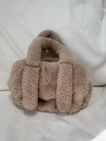 베이지 퍼 핸드백