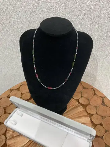 다색 비즈 목걸이