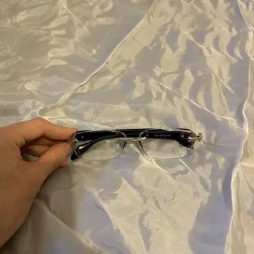장식이 달린 블랙 프레임 안경