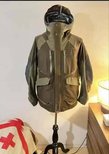 화이트 마운티니어링 GORE-TEX 마운틴 파카 1