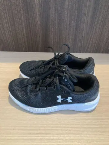 Under Armour Charged Assert 8 블랙 스니커즈