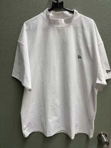 NEW ERA 모크넥 뒷면 로고
