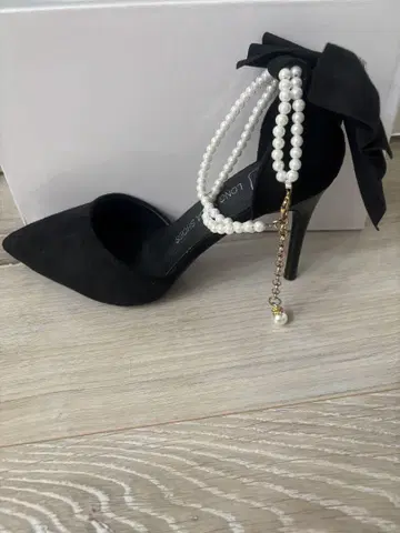펄 장식 블랙 하이힐