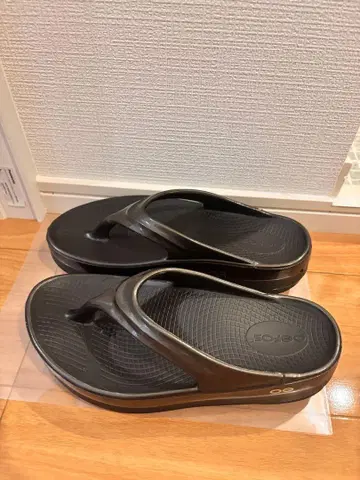 Oofos 블랙 샌들 통굽
