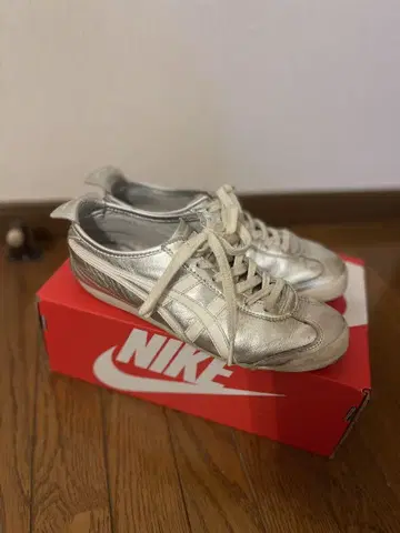 오니츠카타이거 실버 스니커즈