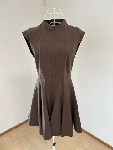 ZARA 슬리브리스 플레어 원피스