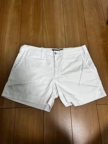 화이트 숏팬츠 폴로 자수