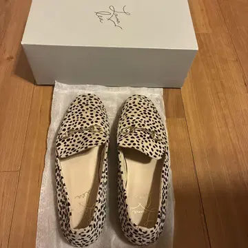 라우나레어 달마시안 펌프스