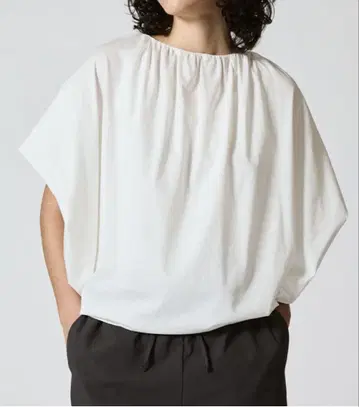 미즈이로 인드 목 개더 풀오버 반팔 화이트