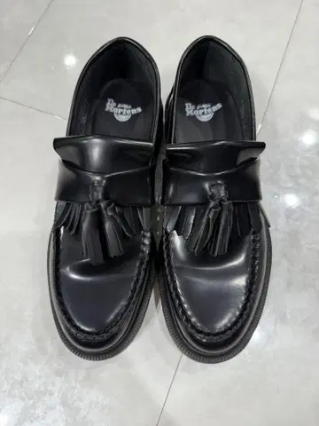 닥터 마틴 블랙 가죽 로퍼 태슬