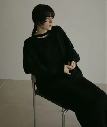 MANOF 문 슬래시 넥 맨투맨