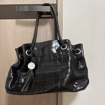 FURLA 훌라 블랙 크로커다일풍 핸드백 태슬 포함