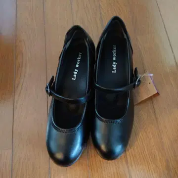 레이디 워커 블랙 스트랩 펌프스