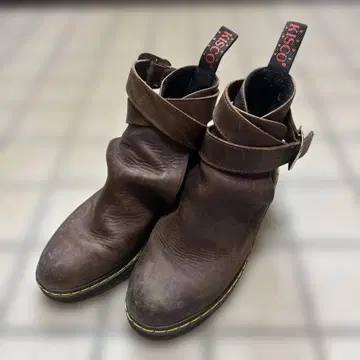 KISCO 브라운 백 스트랩 부츠