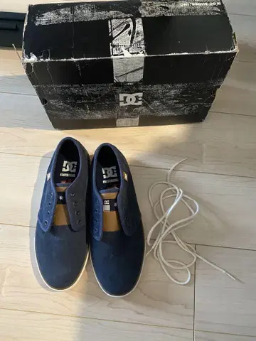 DC 네이비 스니커즈