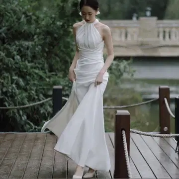 화이트 홀터넥 백 오픈 드레스