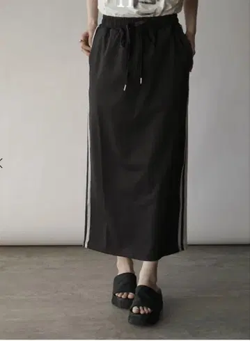 이번 시즌 레이디에이트 라인 트랙 스커트