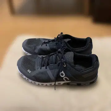 On 러닝화 블랙 26cm