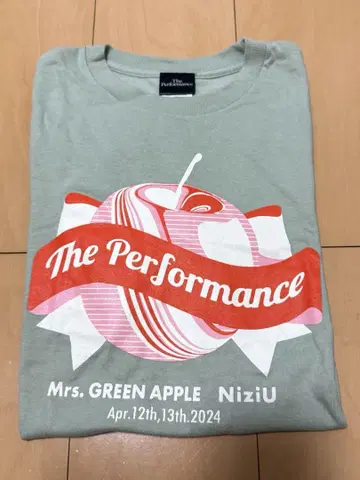 The Performance 미세스 NiziU 티셔츠