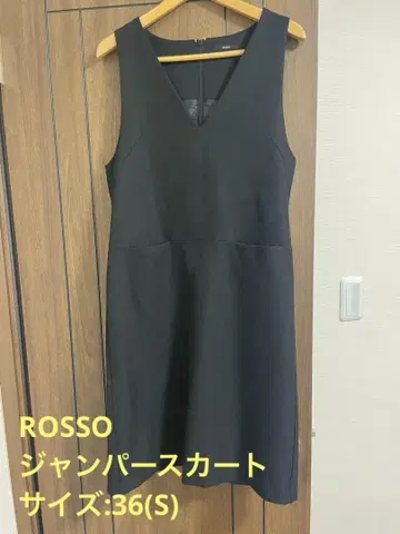 ROSSO 슬리브리스 V넥 무릎 기장 원피스