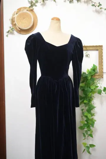 LAURA ASHLEY 네이비 벨벳 퍼프 슬리브 롱 드레스